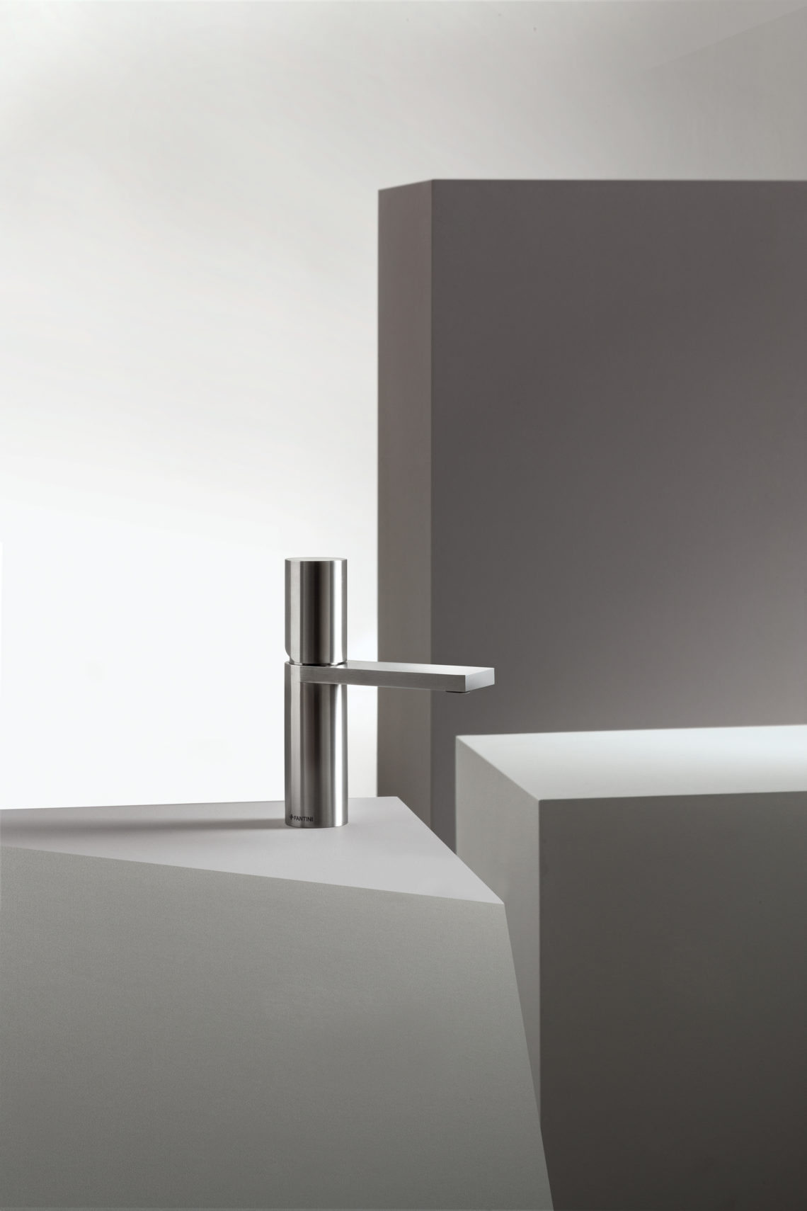 Fantini_Milano_Franco_Sargiani_gebuersteter Edelstahl_credit_Santi Caleca_2