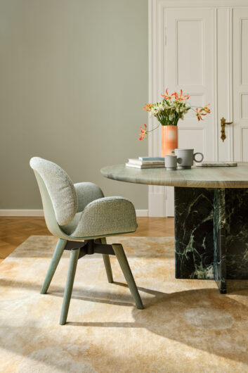 Ivy Stuhl mit Drehgestell von Freifrau